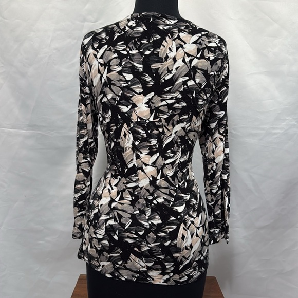 Spring Floral V-Neck - Picture 3 of 7